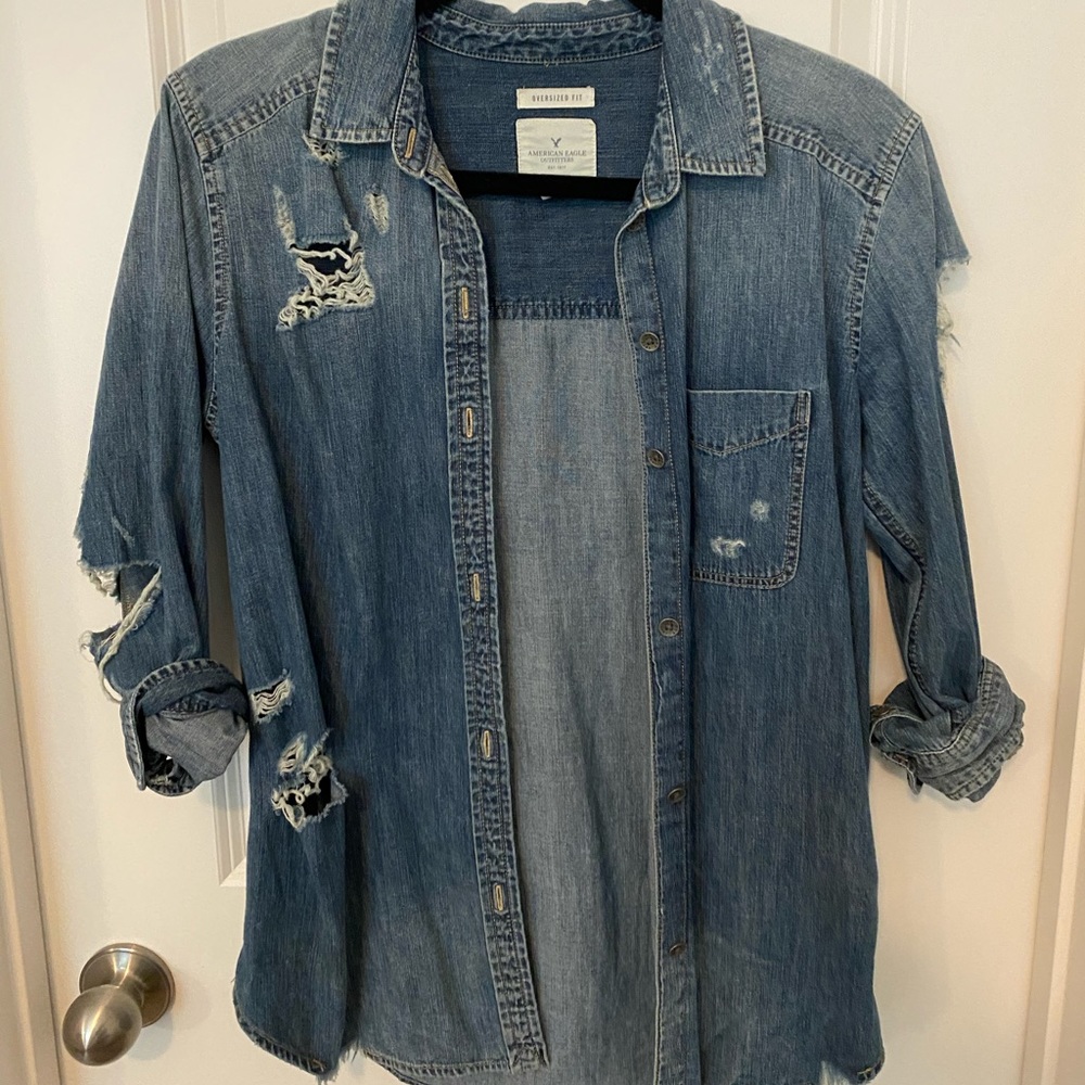 AE DISTRESSED DENIM BUTTON DOWN